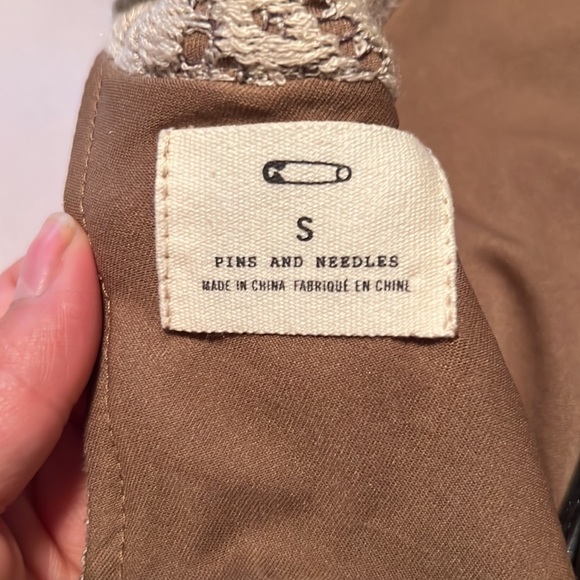 Lace mini dress with keyhole back detail - Picture 7 of 8